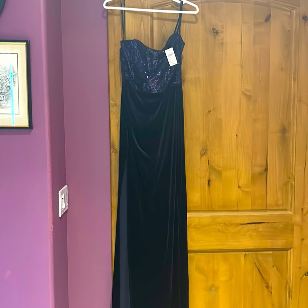 Long navy blue Windsor dress. Brand new and unused. Size M